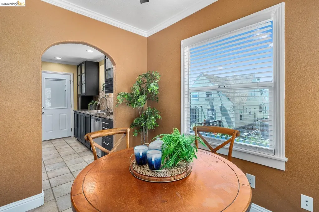 7523 Outlook Avenue Oakland CA 94605