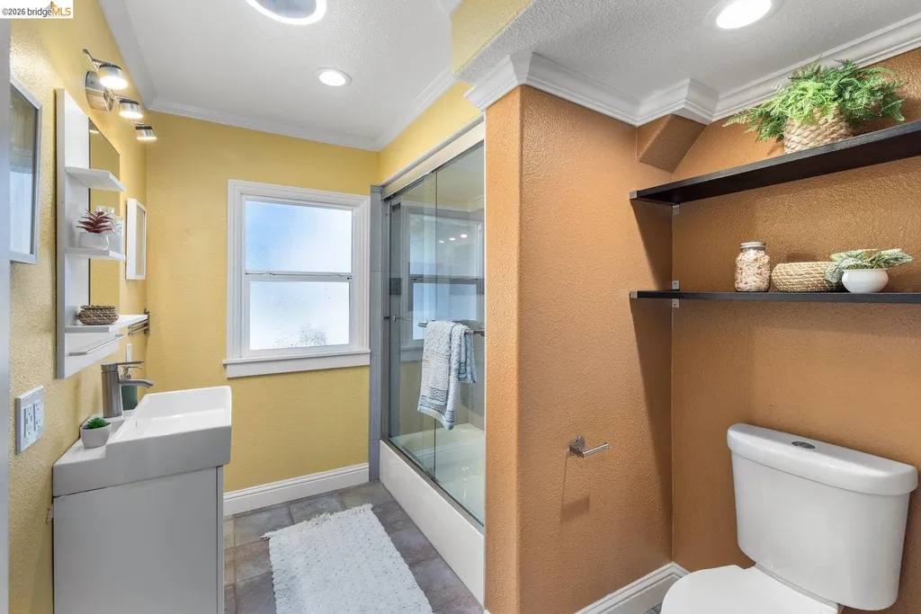 7523 Outlook Avenue Oakland CA 94605