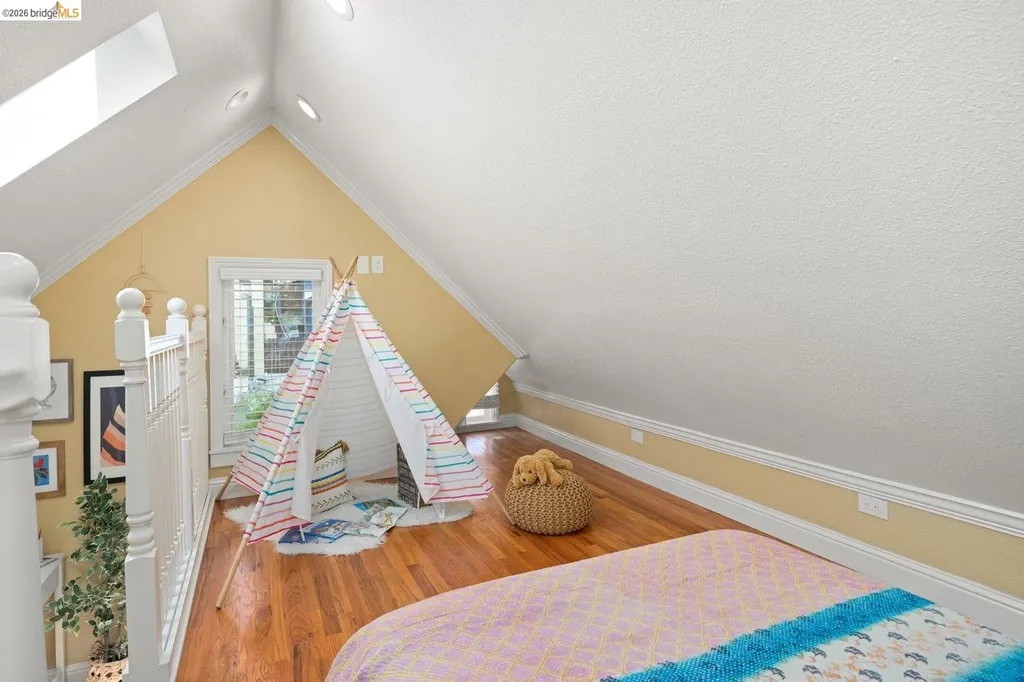 7523 Outlook Avenue Oakland CA 94605