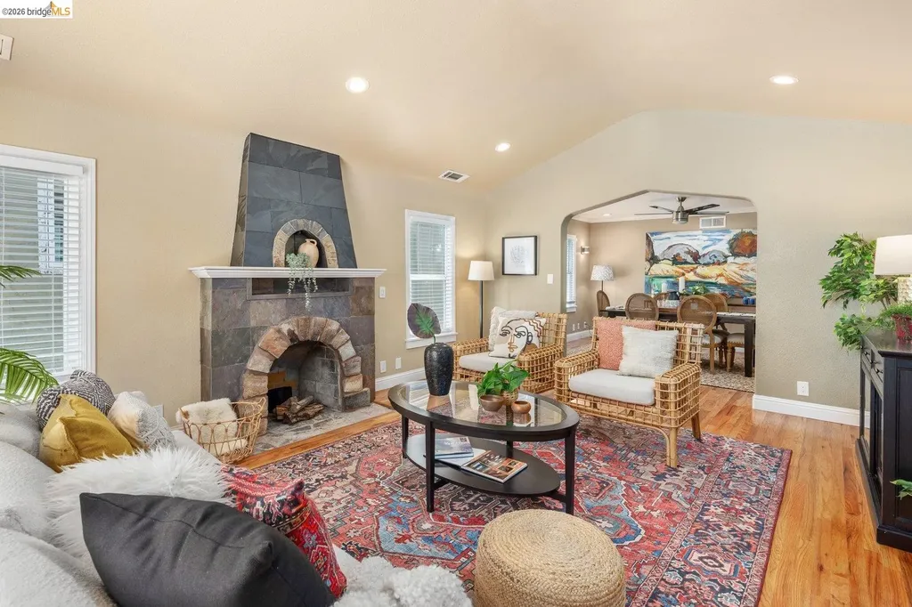 7523 Outlook Avenue Oakland CA 94605