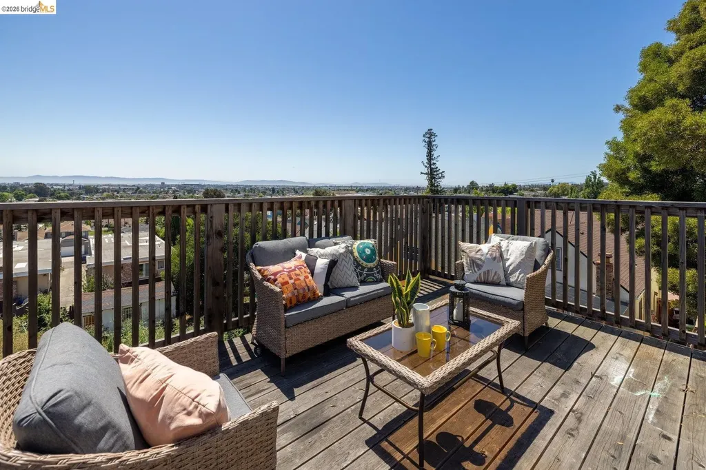 7523 Outlook Avenue Oakland CA 94605