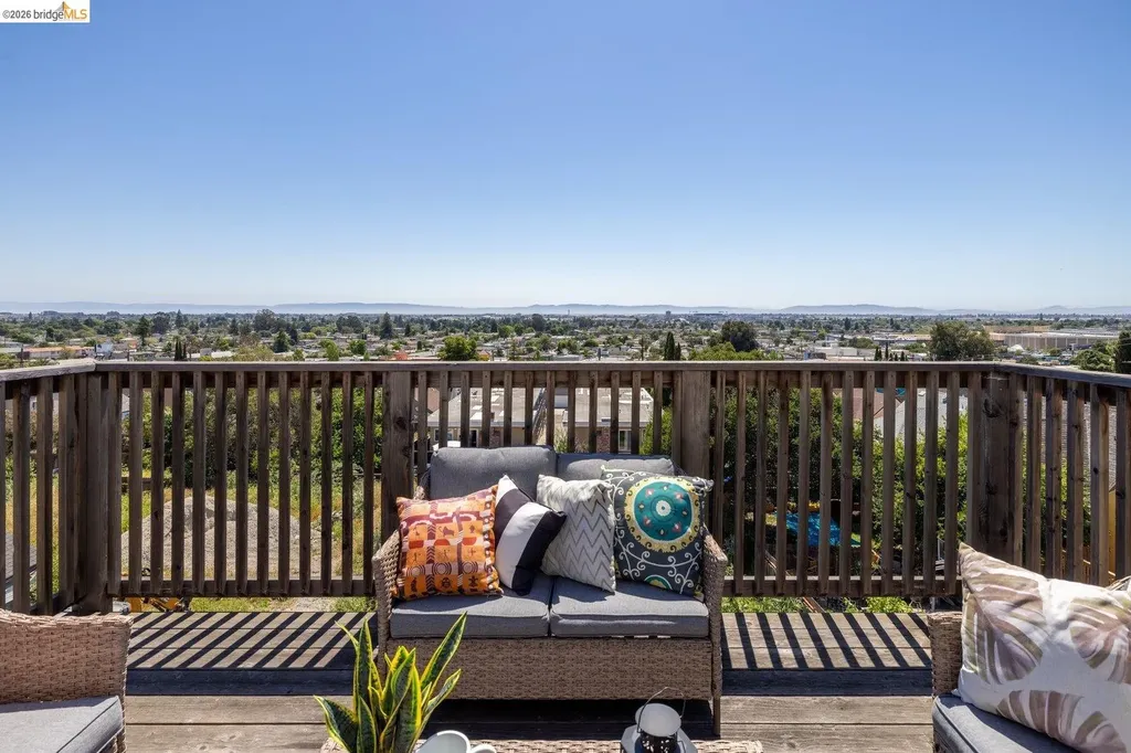 7523 Outlook Avenue Oakland CA 94605