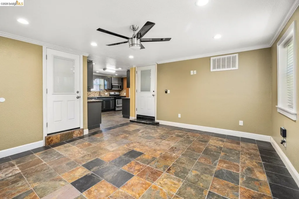 7523 Outlook Avenue Oakland CA 94605
