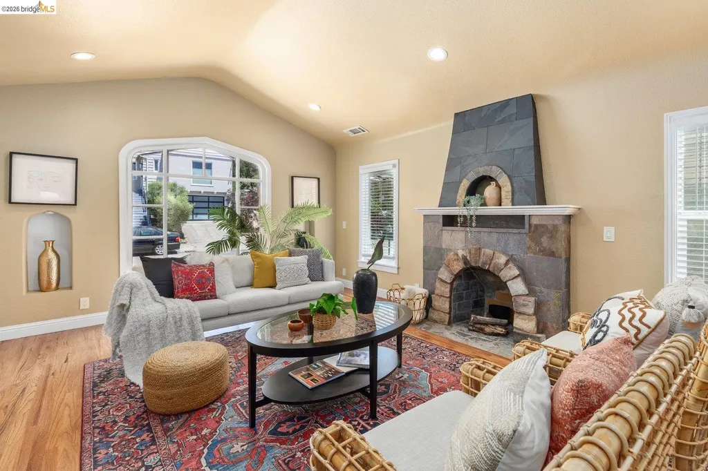 7523 Outlook Avenue Oakland CA 94605