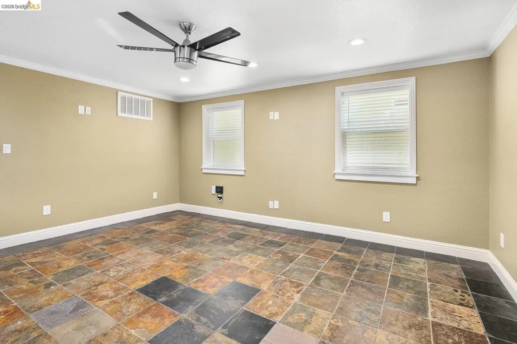 7523 Outlook Avenue Oakland CA 94605