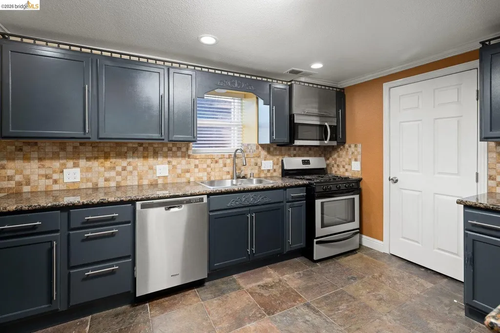 7523 Outlook Avenue Oakland CA 94605