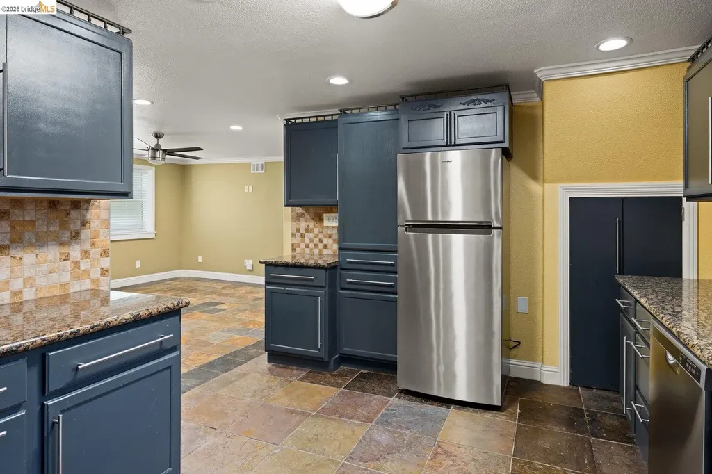 7523 Outlook Avenue Oakland CA 94605