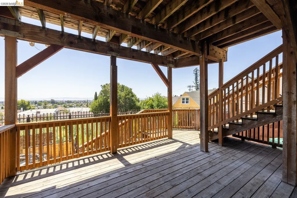 7523 Outlook Avenue Oakland CA 94605
