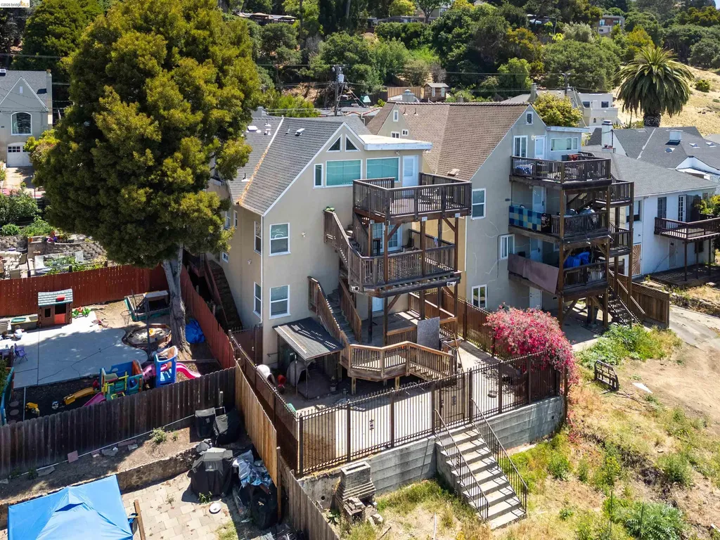 7523 Outlook Avenue Oakland CA 94605
