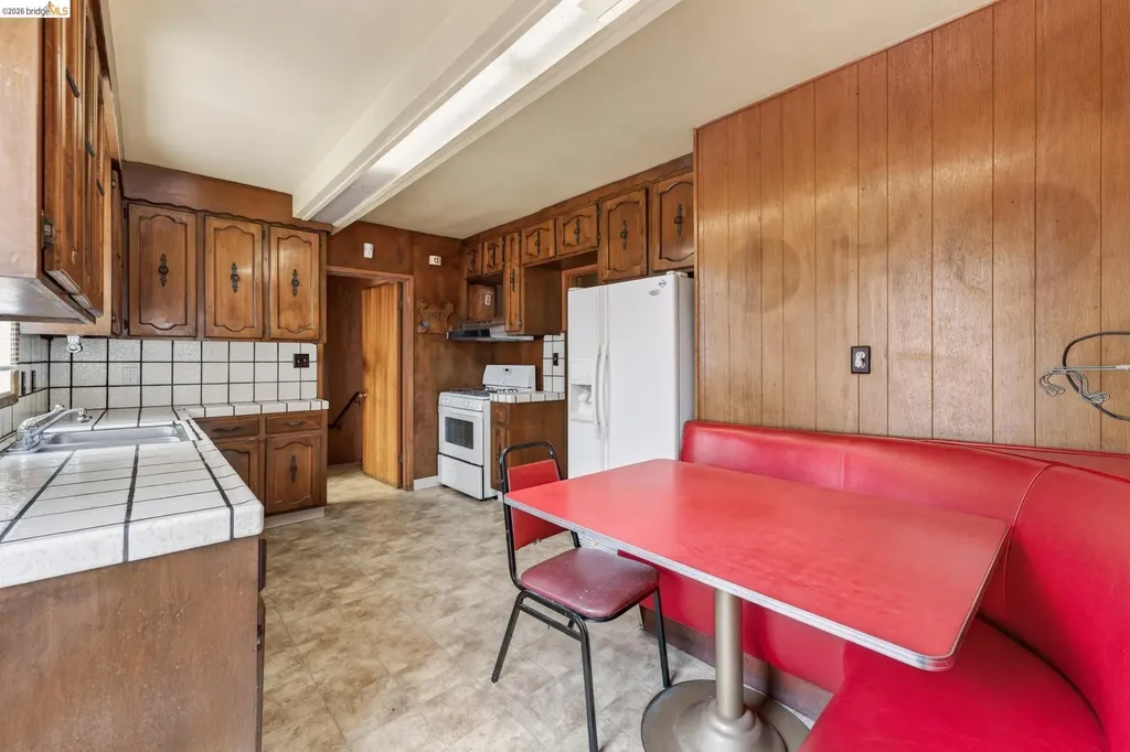 8115 Iris Street Oakland CA 94605
