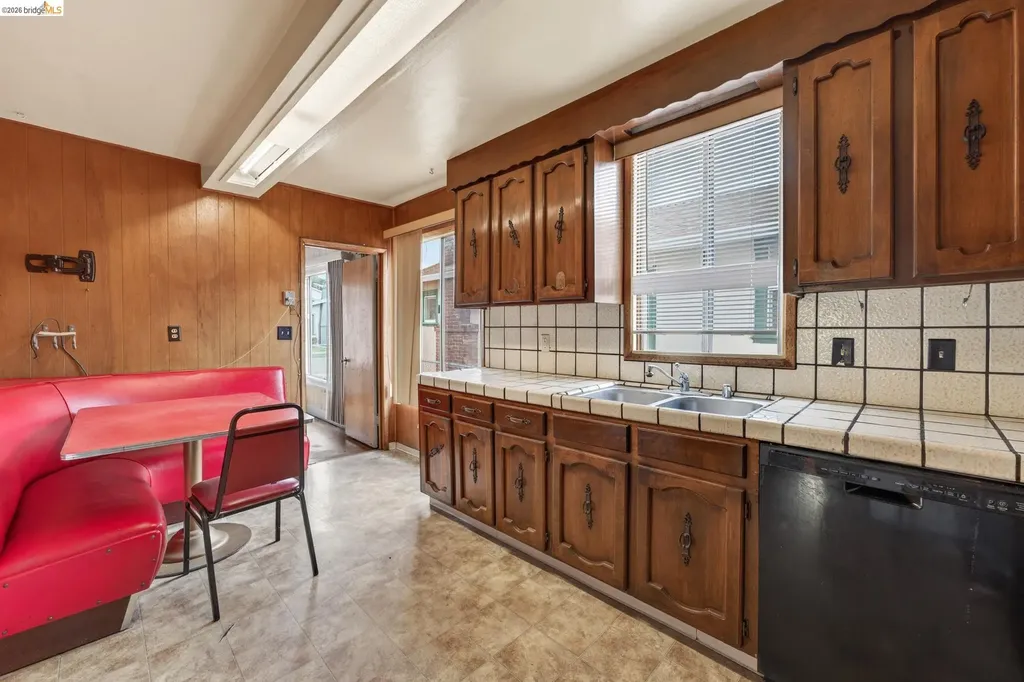 8115 Iris Street Oakland CA 94605