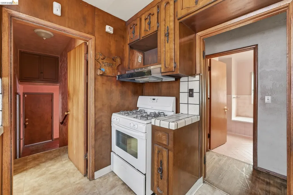 8115 Iris Street Oakland CA 94605