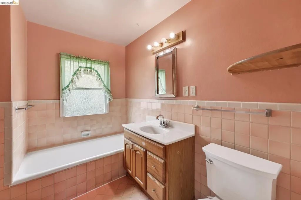 8115 Iris Street Oakland CA 94605