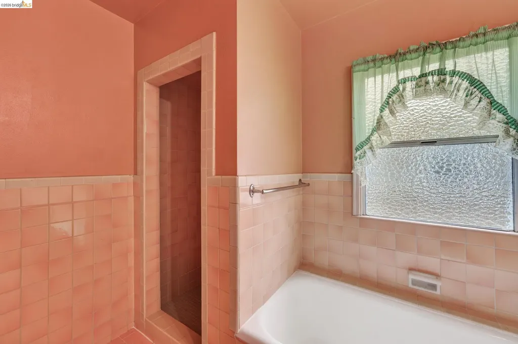 8115 Iris Street Oakland CA 94605