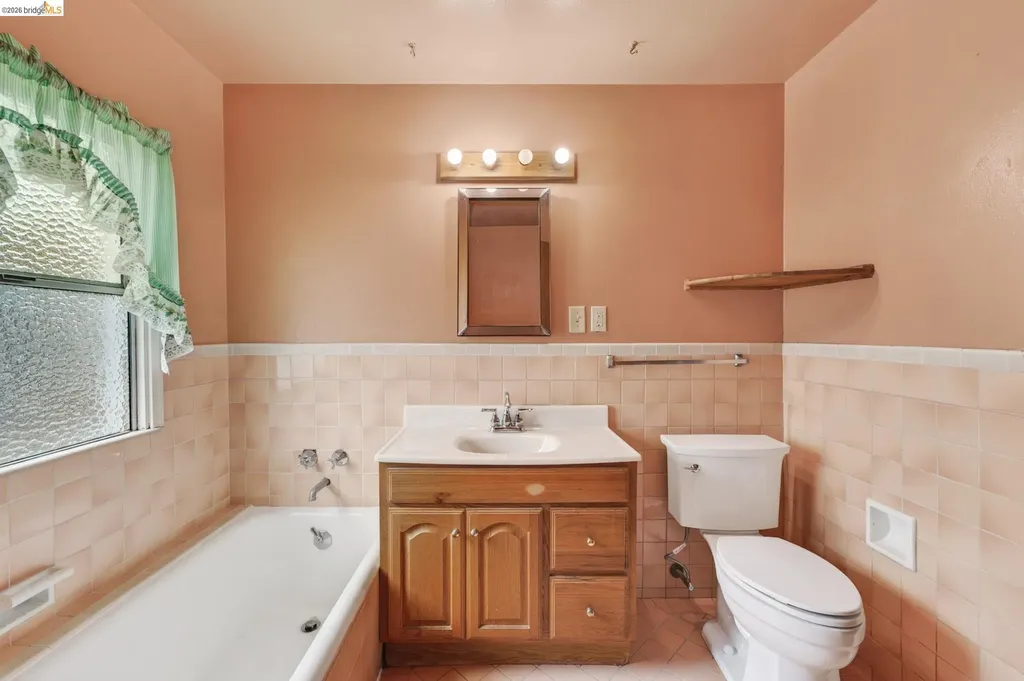 8115 Iris Street Oakland CA 94605