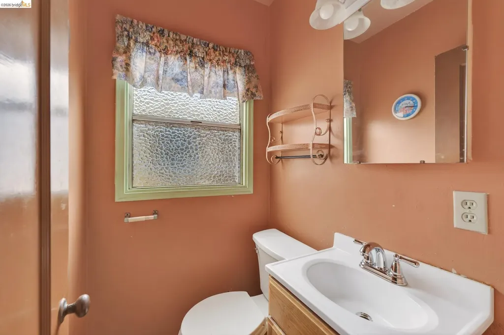 8115 Iris Street Oakland CA 94605