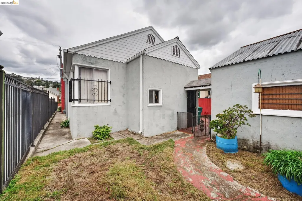 8115 Iris Street Oakland CA 94605