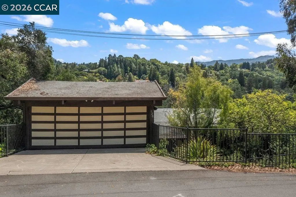 126 La Espiral Orinda CA 94563