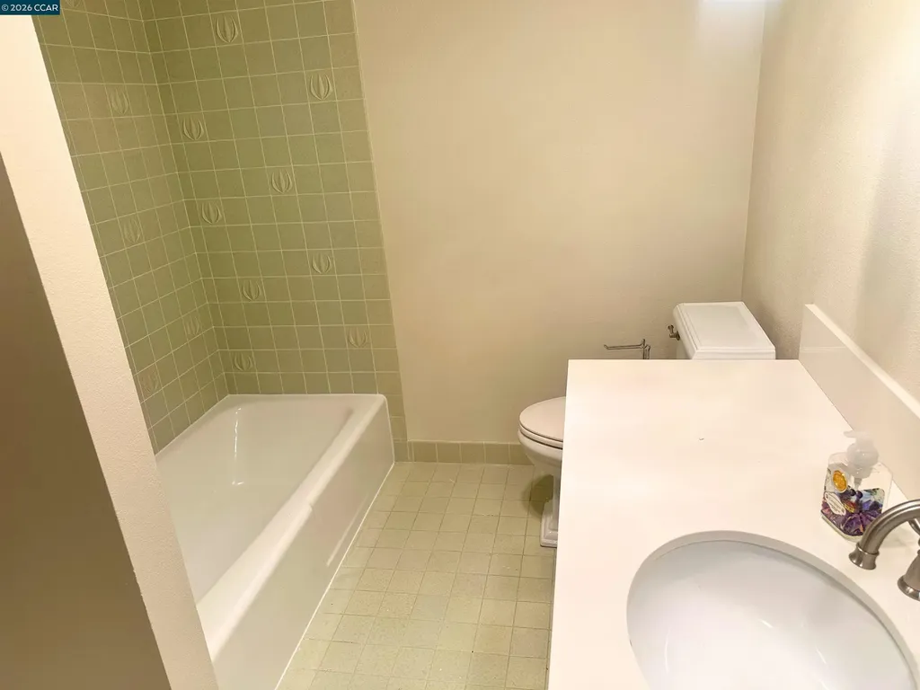 12195 Blythen Way Oakland CA 94619