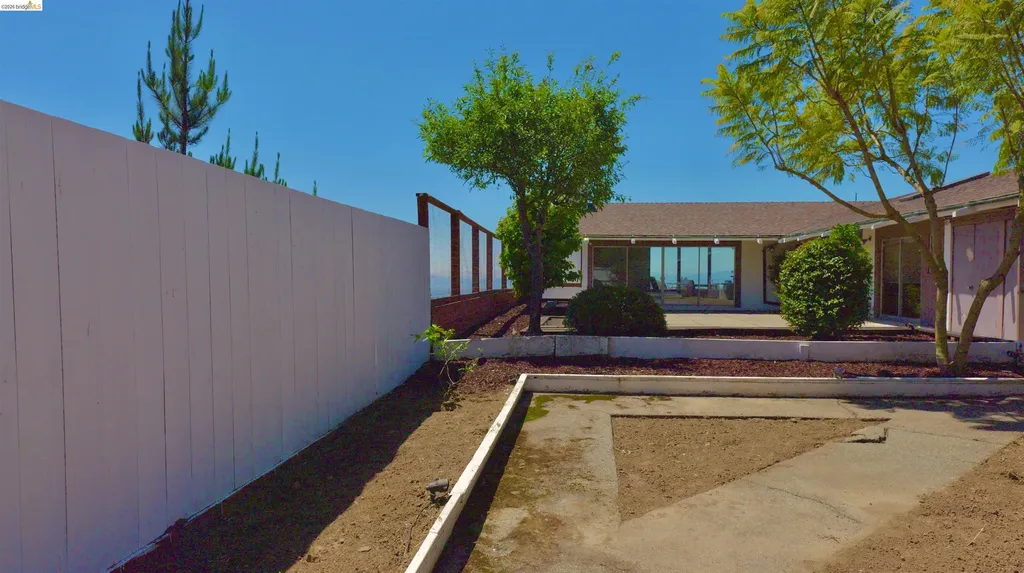 5623 Bacon Oakland CA 94619