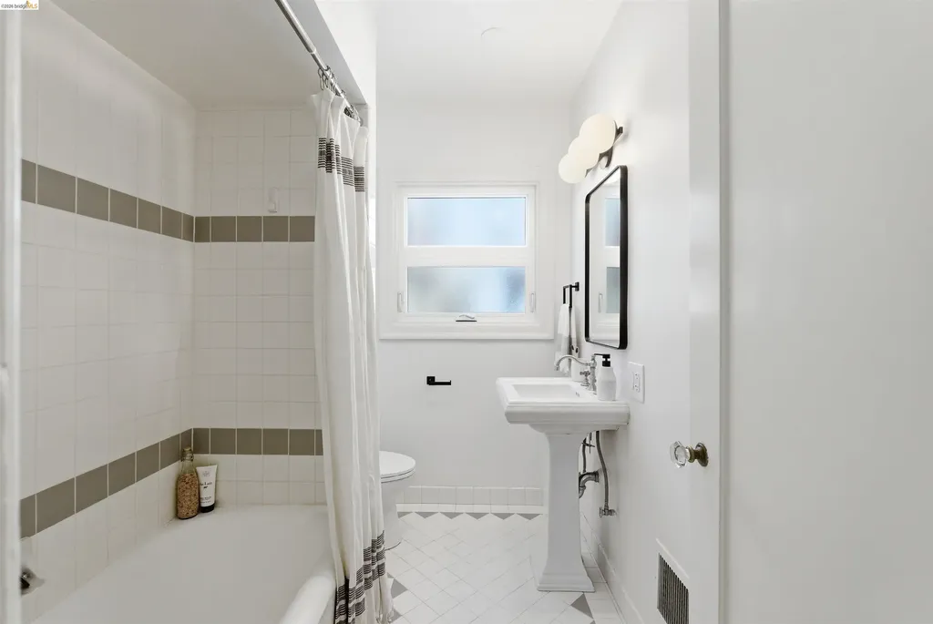 4021 Waterhouse Oakland CA 94602