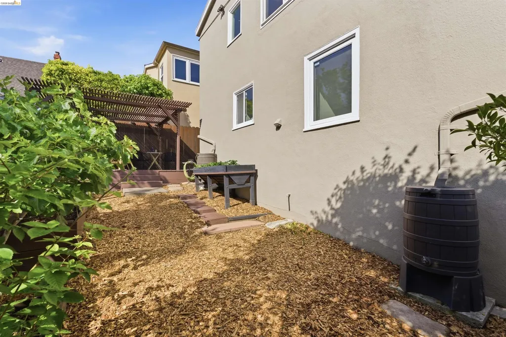 4021 Waterhouse Oakland CA 94602