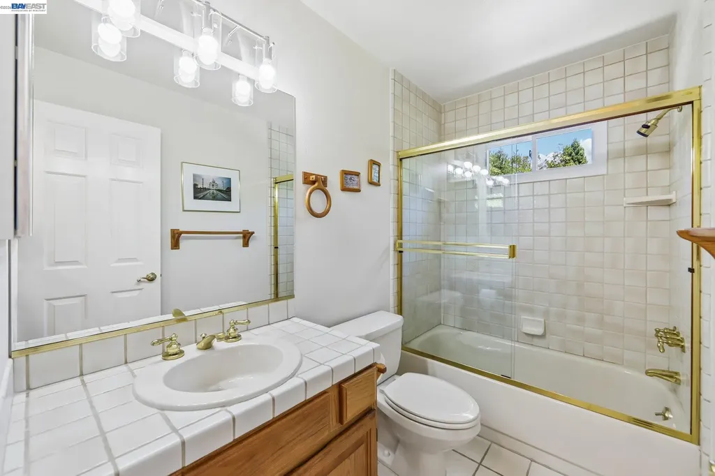 26 Oak Road Orinda CA 94563