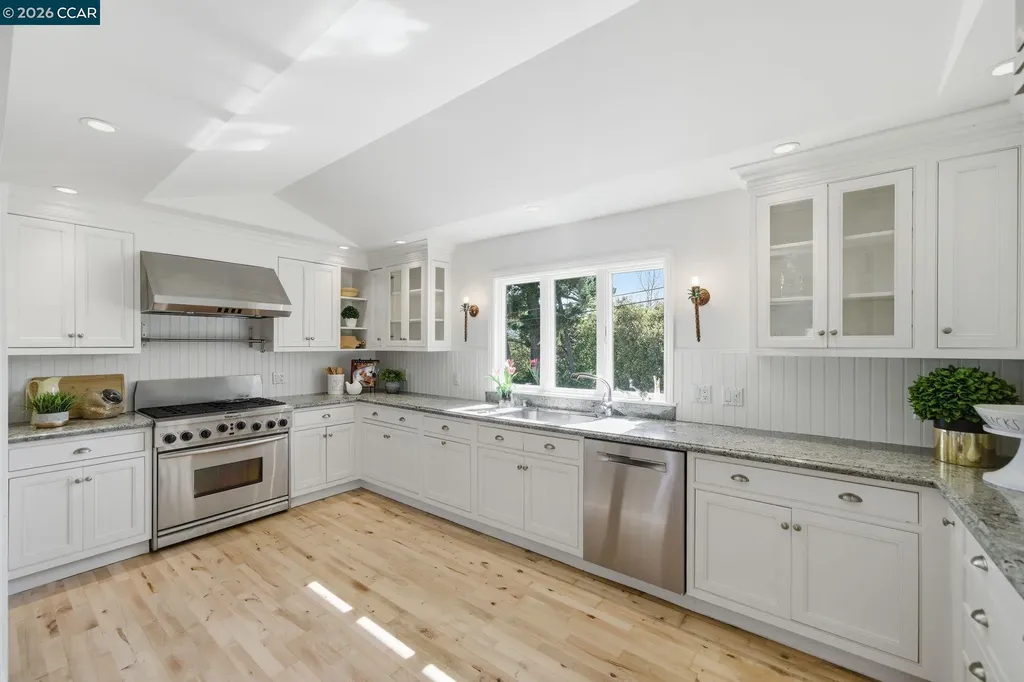 102 Hillcrest Drive Orinda CA 94563