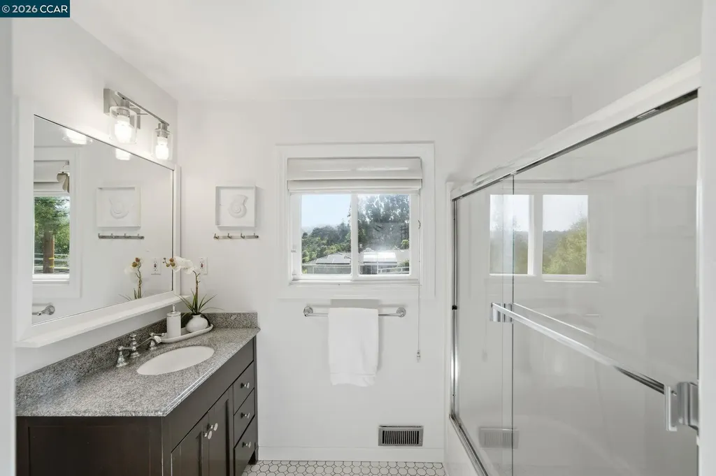 102 Hillcrest Drive Orinda CA 94563