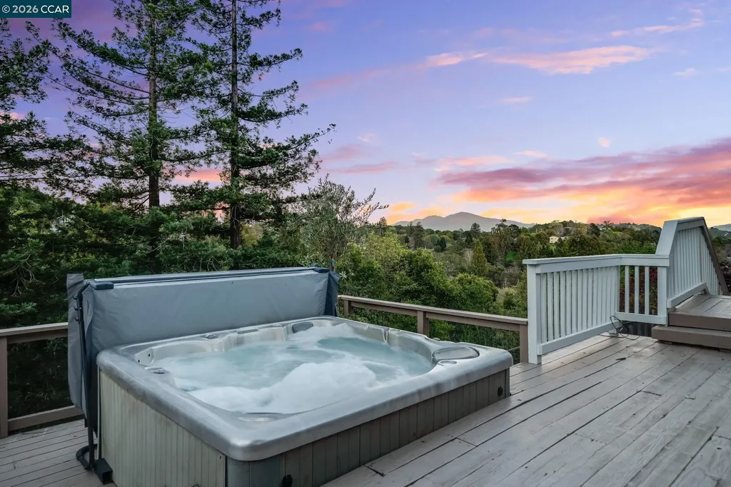 102 Hillcrest Drive Orinda CA 94563
