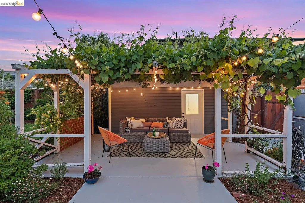 2736 Bartlett Street Oakland CA 94602