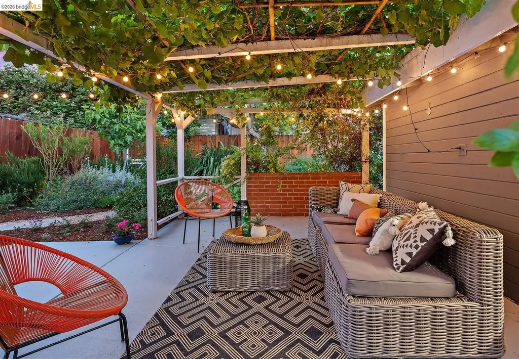 2736 Bartlett Street Oakland CA 94602