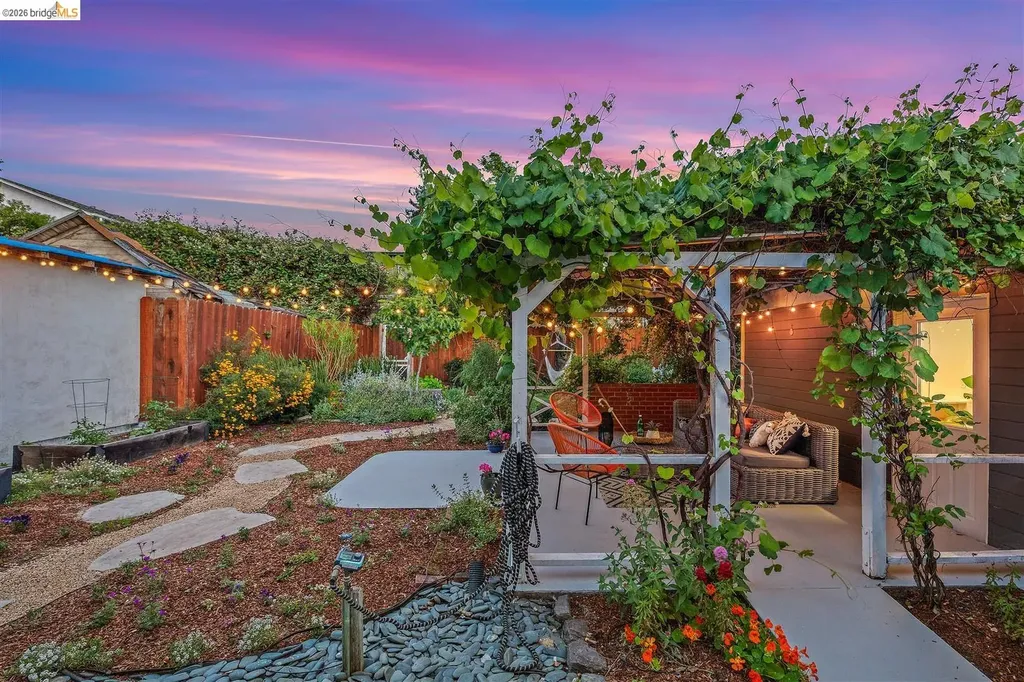 2736 Bartlett Street Oakland CA 94602