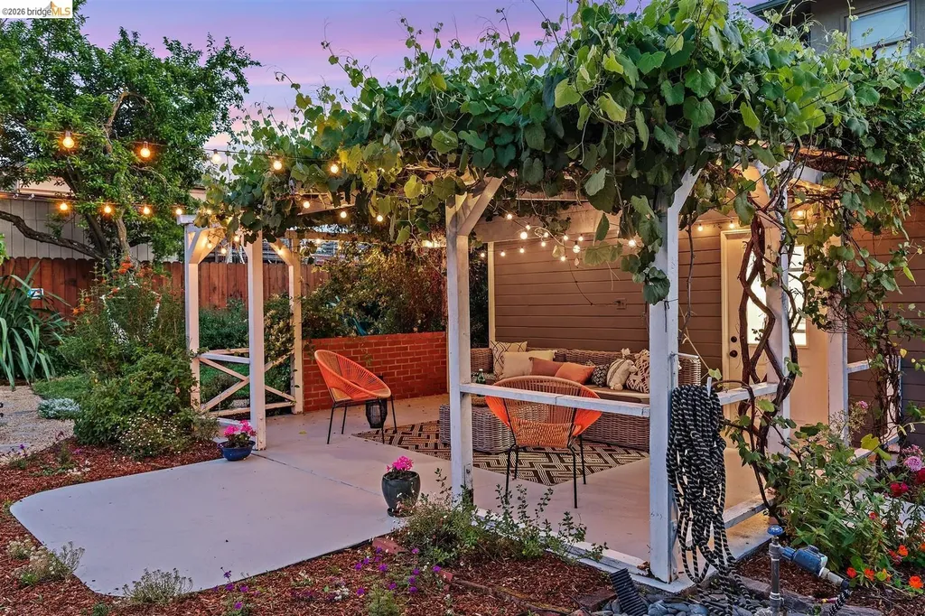 2736 Bartlett Street Oakland CA 94602