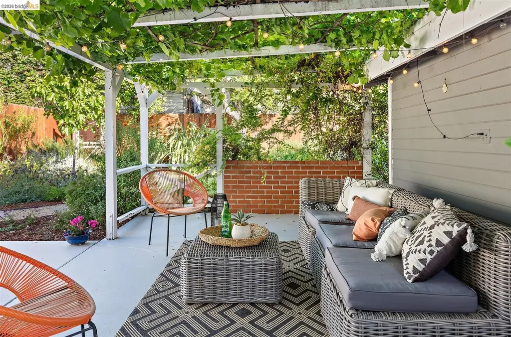 2736 Bartlett Street Oakland CA 94602