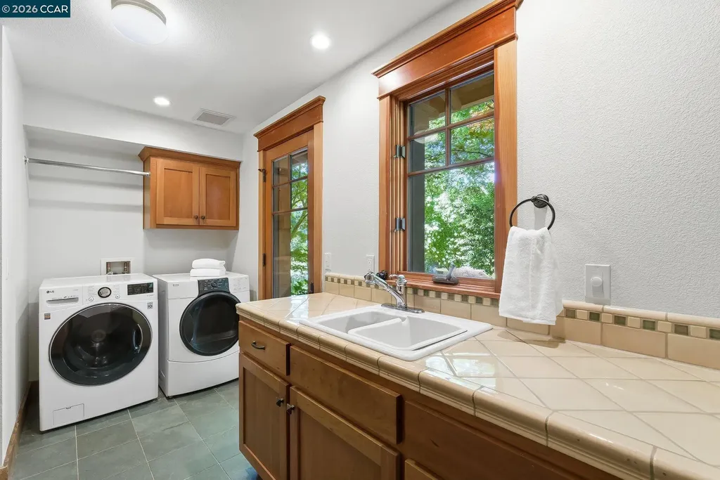 30 Greenwood Court Orinda CA 94563