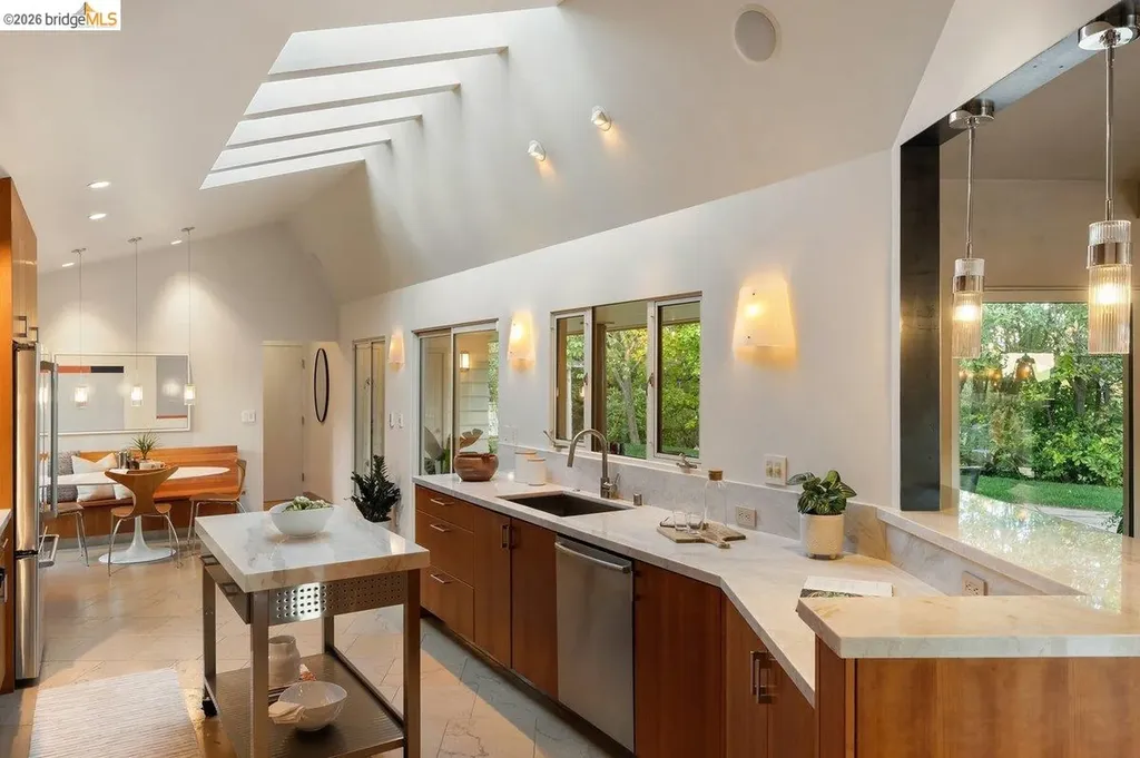 12131 Skyline Boulevard Oakland CA 94619