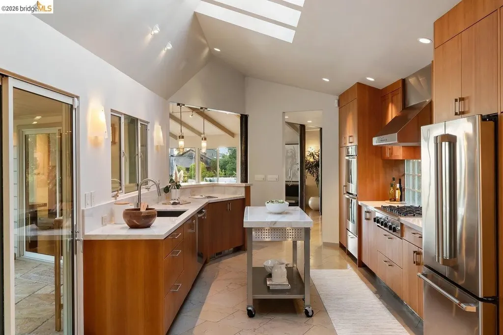 12131 Skyline Boulevard Oakland CA 94619