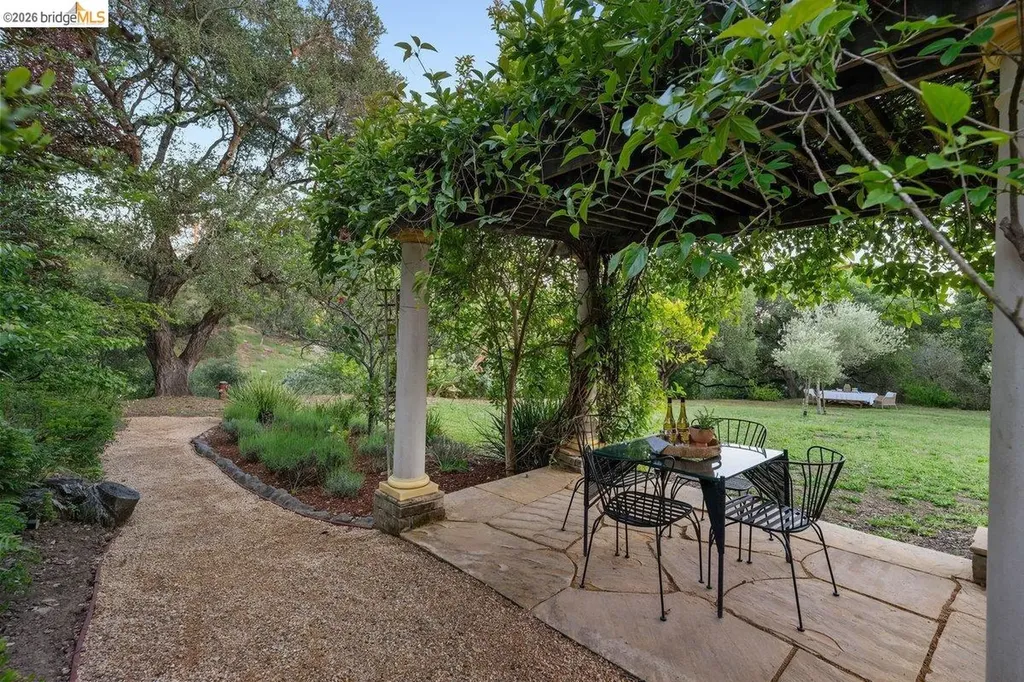 12131 Skyline Boulevard Oakland CA 94619