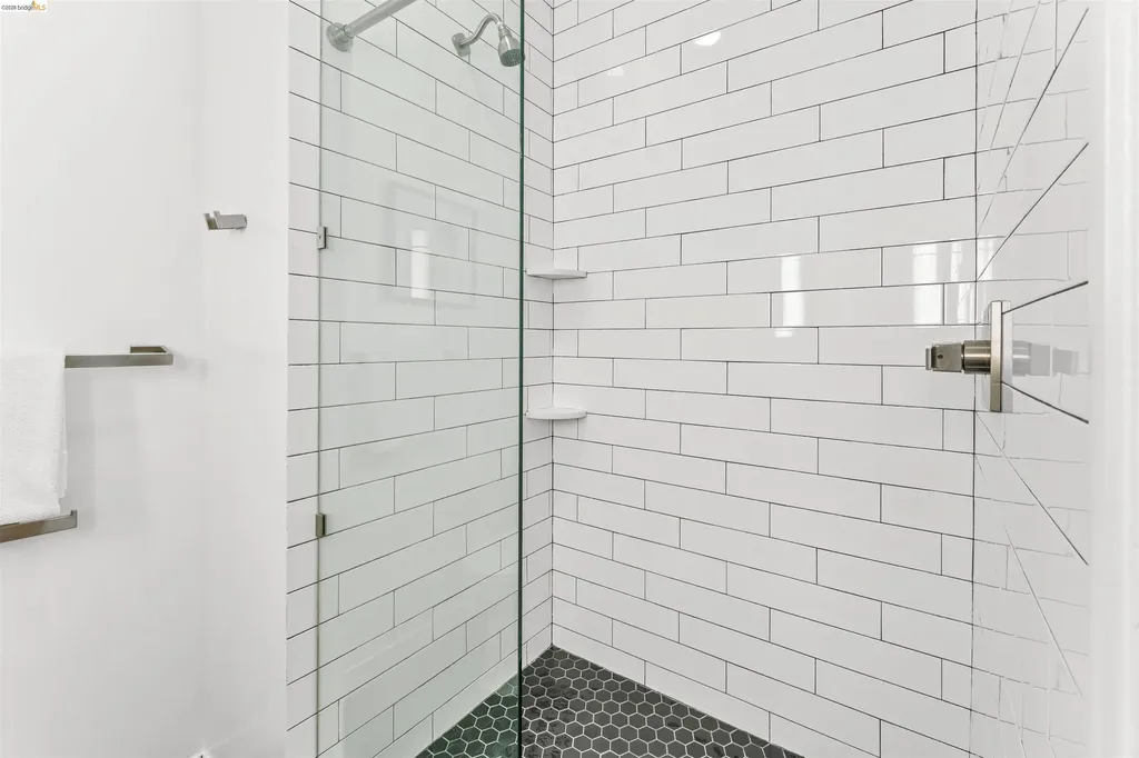 2832 Summit Street Oakland CA 94609
