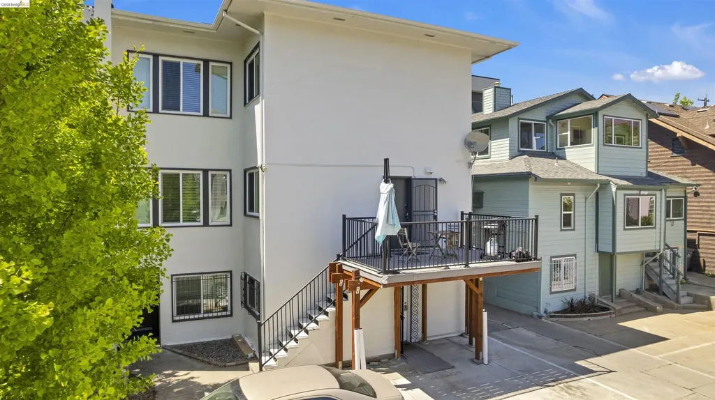 2832 Summit Street Oakland CA 94609