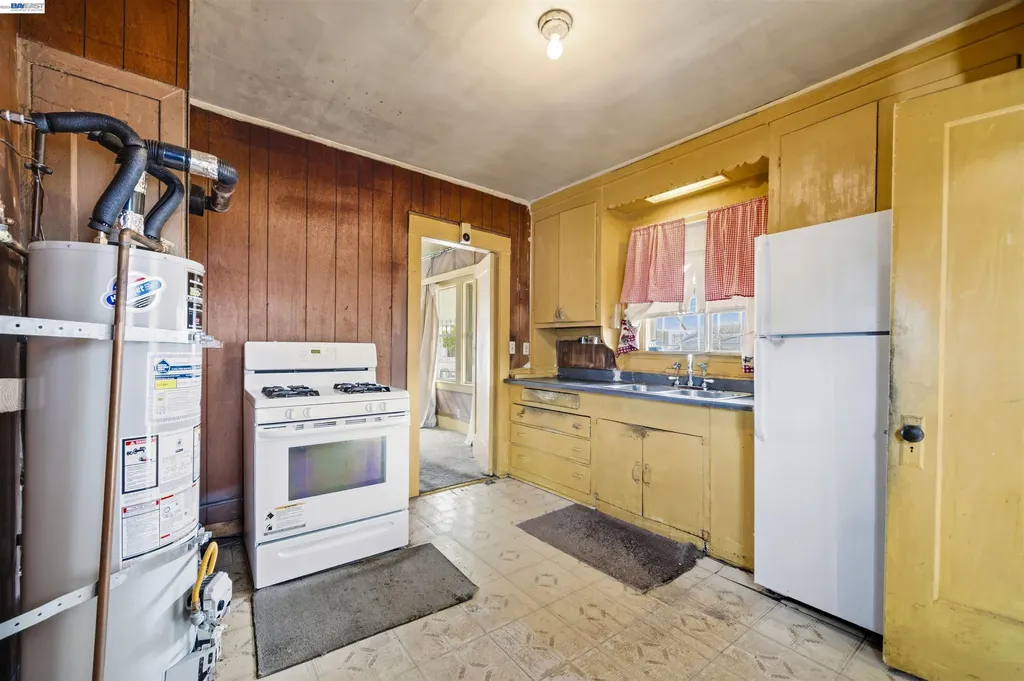 10737 Pearmain Street Oakland CA 94603
