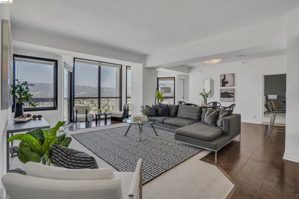 Emeryville CA, 6363 Christie Avenue, Unit 2925