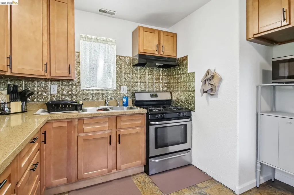 874 Pine Street Oakland CA 94607