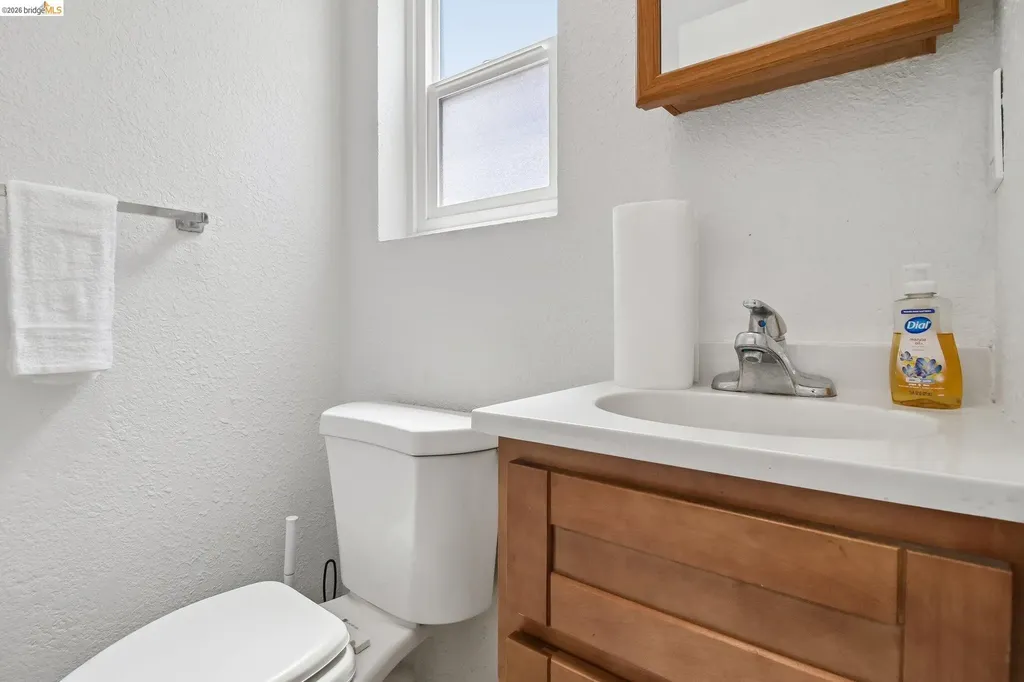 874 Pine Street Oakland CA 94607