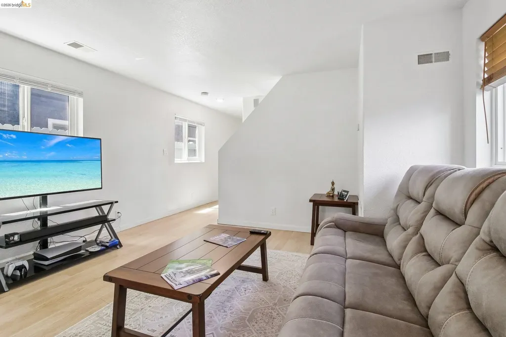 874 Pine Street Oakland CA 94607
