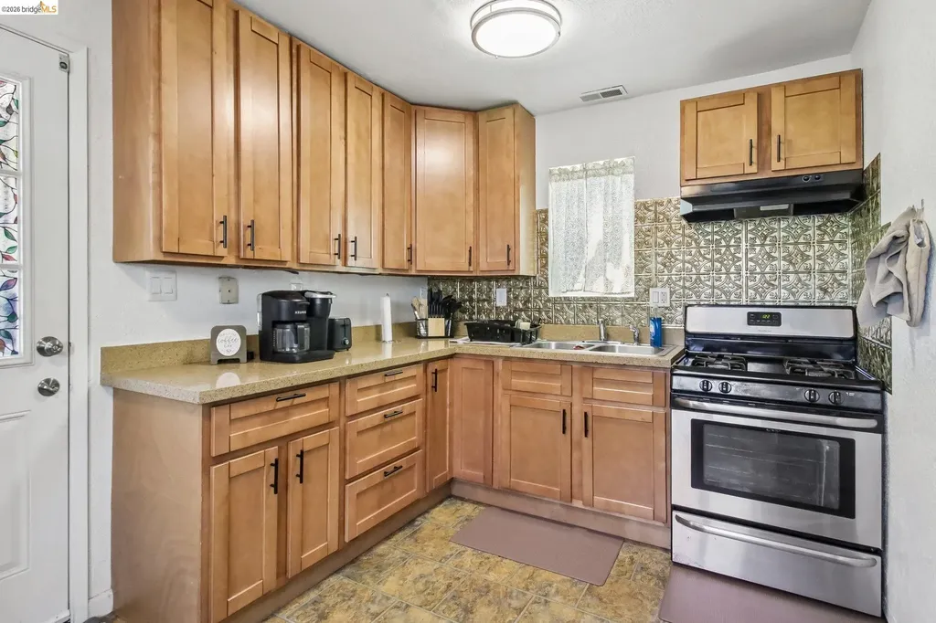 874 Pine Street Oakland CA 94607