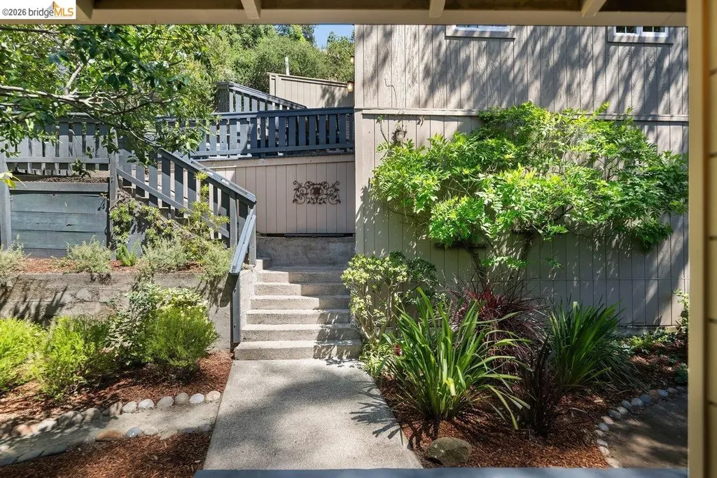 2343 Mastlands Drive Oakland CA 94611
