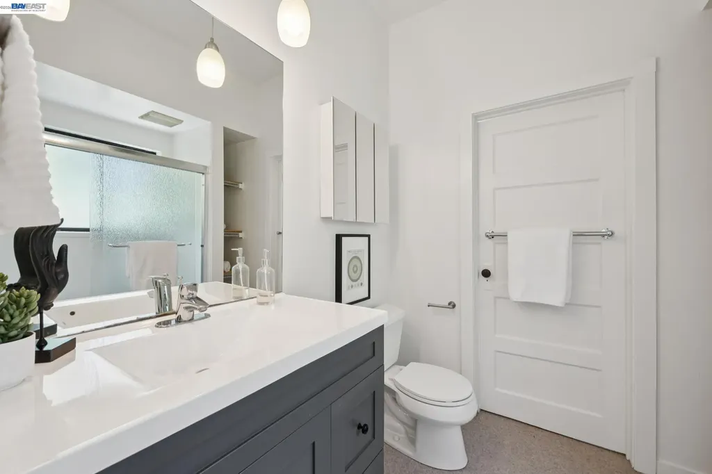 4989 Shafter Avenue Oakland CA 94609