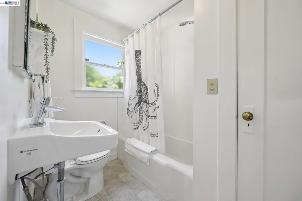 4989 Shafter Avenue Oakland CA 94609